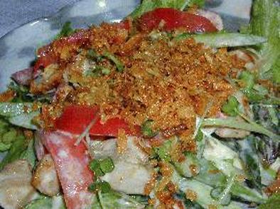 マグロと夏野菜のフライドオニオンサラダの写真