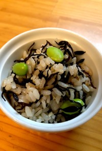 塩昆布・もち麦・枝豆・ひじきの混ぜご飯