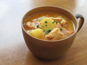 鶏もも肉とじゃが芋のトマトクリームスープ