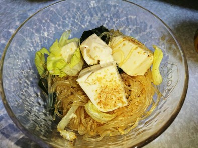 レタスとワカメ、豆腐の春雨サラダの写真
