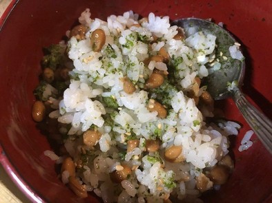 納豆とゴマ、青のりのごちゃ混ぜご飯の写真