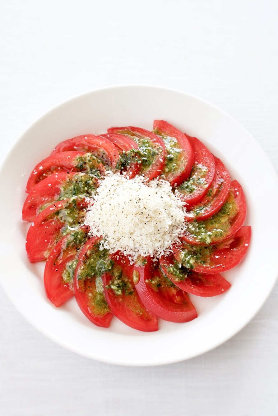 簡単に【完熟トマトとバジルのサラダ】の画像