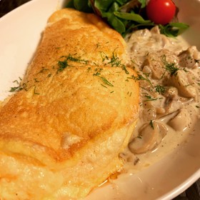 スフレオムレツ キノコとチーズのソース