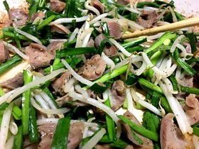 砂ズリ無限ニラもやし炒め 大量 大皿料理