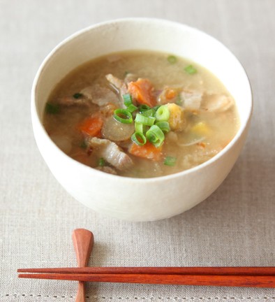 【和食編】秋らしさを添えた豚汁スープ玉の写真