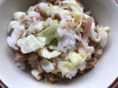 納豆と鶏そぼろのサラダご飯の写真