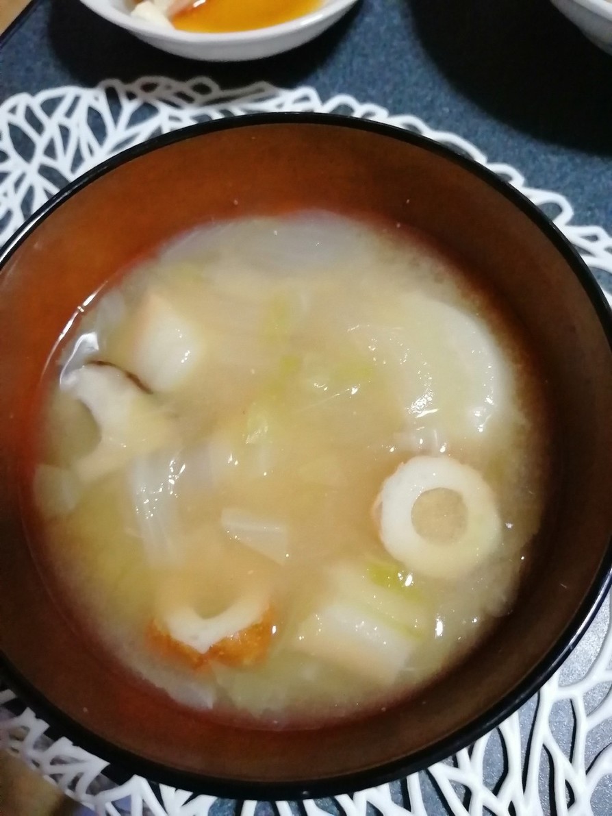 ちくわ玉ねぎキャベツ椎茸ふの味噌汁の画像