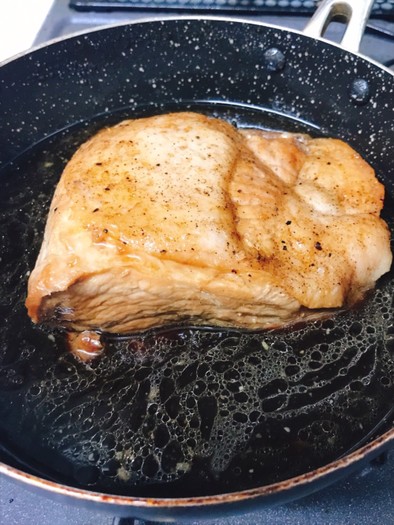 フライパンで簡単！豚モモブロック煮豚の写真