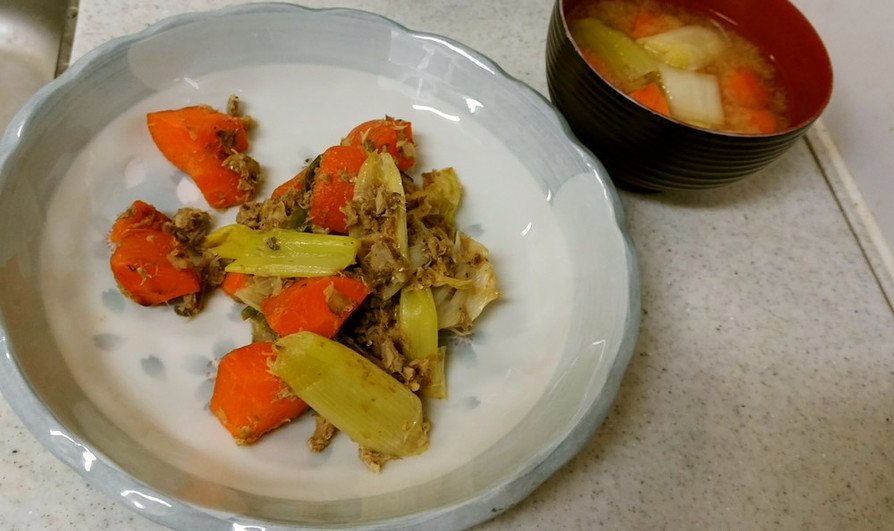 サバ缶の野菜炒め&ネギと人参の味噌汁の画像