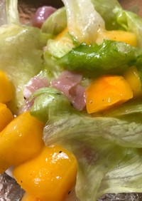 柿と生ハムのレタスサラダ