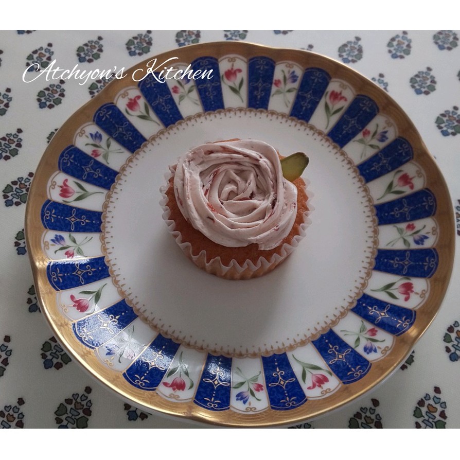 バタークリームのバラのカップケーキの画像