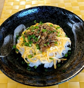 味噌豚そぼろ丼
