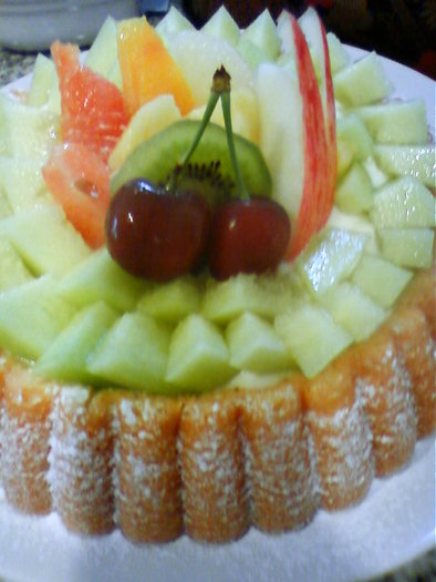フルーツとカスタードのケーキの写真