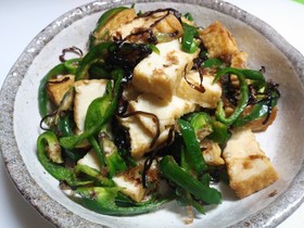 糖質オフ厚揚げとピーマンのおかかこぶ和え