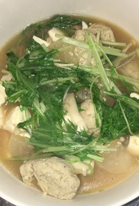 山椒風味の鶏団子と大根の豚骨スープ