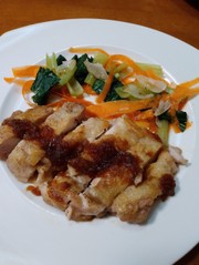 鶏肉ステーキのオニオンソース添えの写真