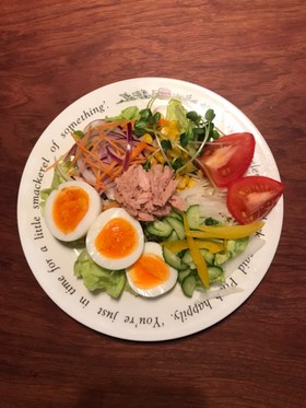 9種の野菜と卵とツナコーンのサラダ