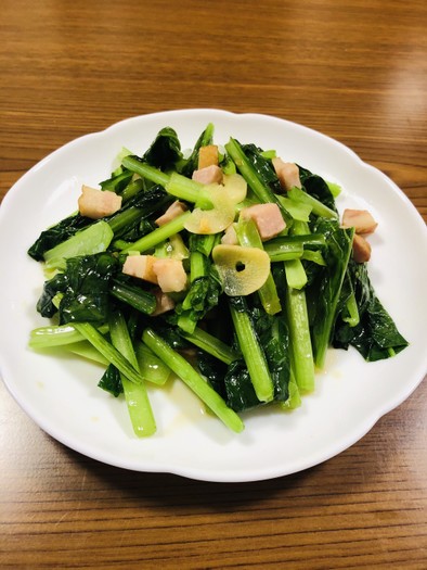 簡単！小松菜とベーコンのニンニク風味炒めの写真
