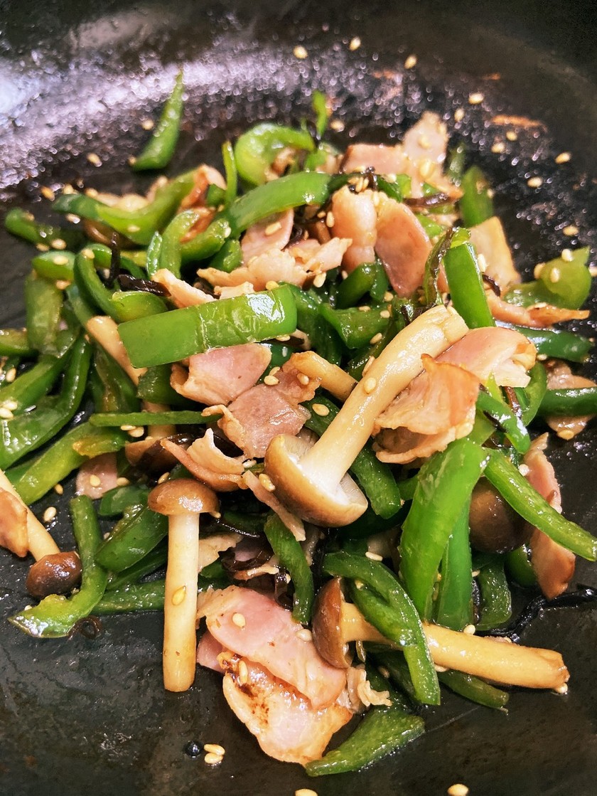 ピーマン、しめじ、ベーコンの塩昆布炒め by パッコロリロリン♪ 【クックパッド】 簡単おいしいみんなのレシピが356万品