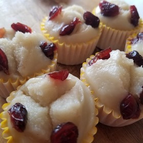 米粉のクランベリーとレーズンの蒸しパン