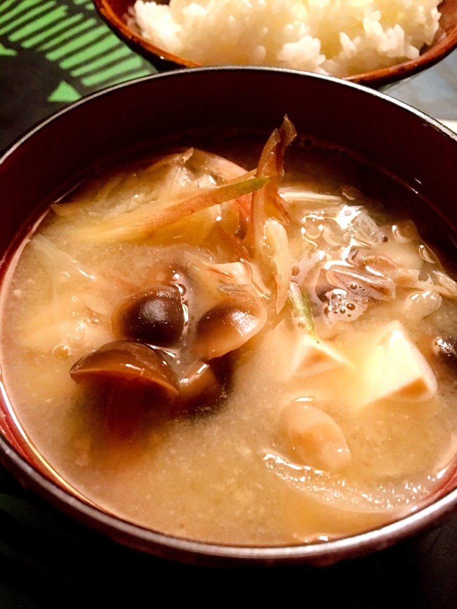 ぶなしめじと豆腐玉ねぎ ミョウガの味噌汁の画像