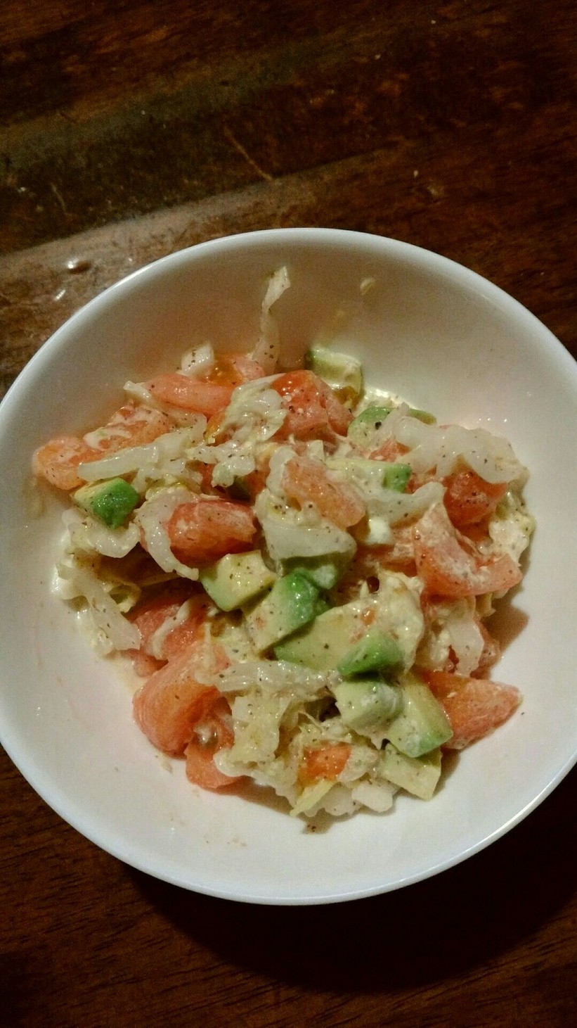 トマト、アボカド、白菜のサラダの画像