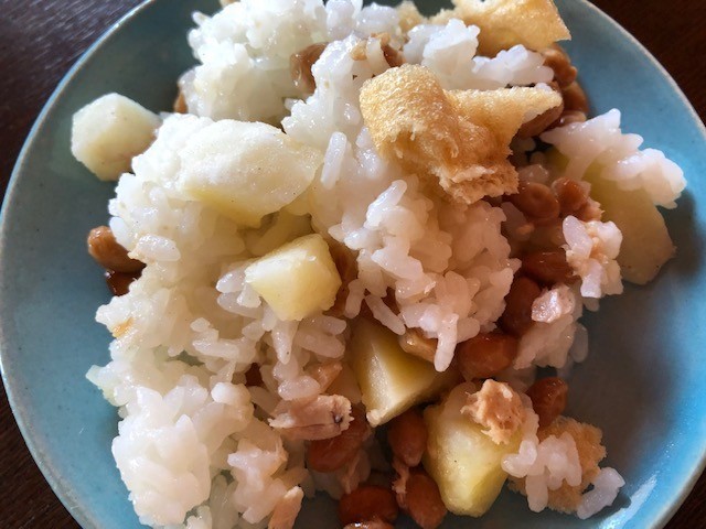  納豆とツナポテトのご飯（油揚げ入り）の画像