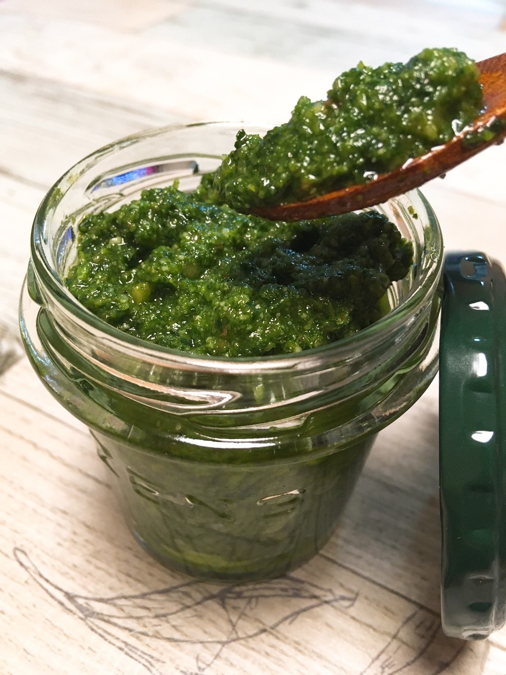 バジルペーストの作り方 松の実不要 レシピ 作り方 By めぐみの郷 クックパッド 簡単おいしいみんなのレシピが360万品