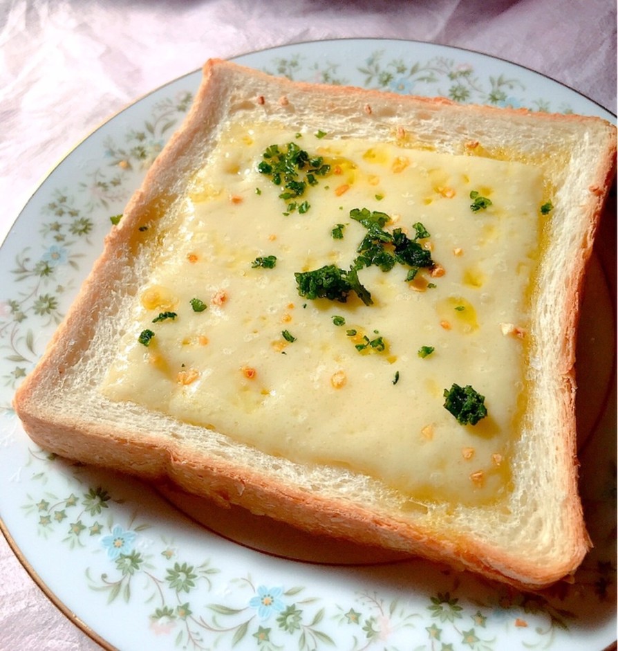 超簡単！チーズとガーリックのトーストの画像