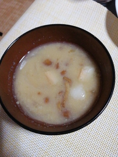 長芋麩ナメコ玉ねぎの味噌汁の写真