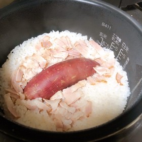 簡単!サツマイモとベーコンの炊き込みご飯