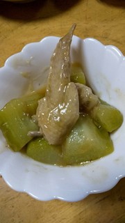 ハヤトウリと鶏骨付き肉の煮物の写真