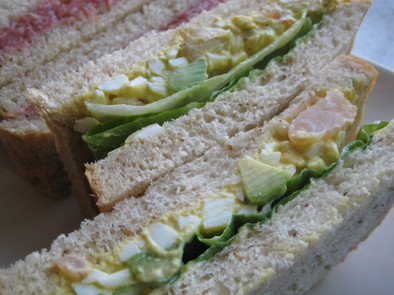 アボカドとエビと卵のサラダでサンドイッチの写真
