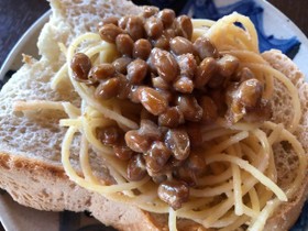 納豆とたらコスパのトースト