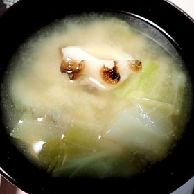 キャベツとごろごろ竹輪の味噌汁