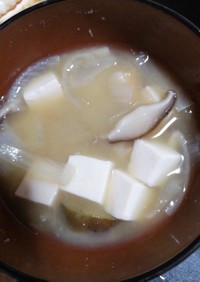 椎茸豆腐玉ねぎお麩ナスの味噌汁