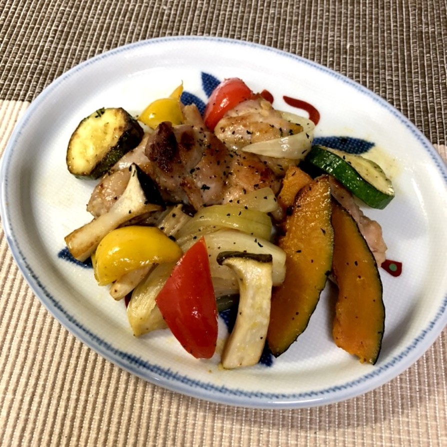 カラフル野菜ととり肉のフライパン焼きの画像