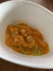 離乳食後期 きゅうりと柿のサラダの写真