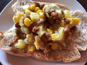 納豆とポテサラワサビ風味のトースト