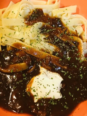 レトルト●生パスタをハヤシライスソースで