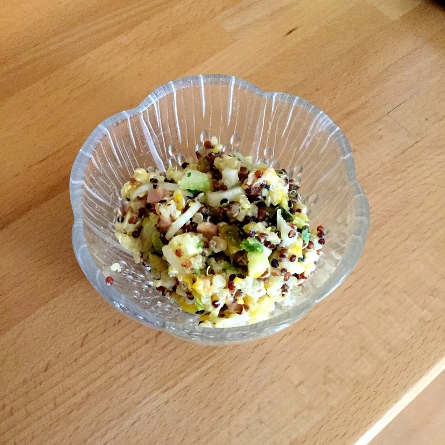 ファーマーズマーケットレストランのケールとキヌアのサラダのレシピ