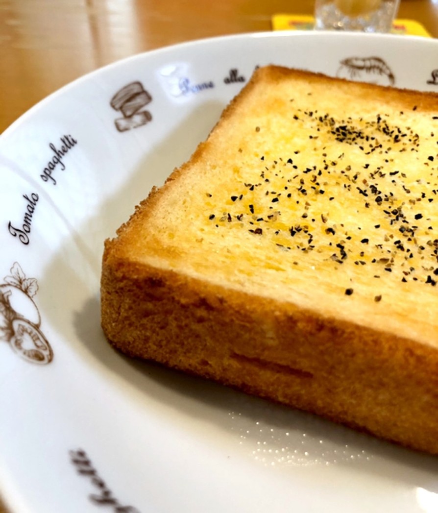 簡単♪私の☆バター風味トースト(黒胡椒)の画像