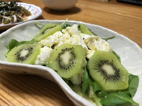 モッツアレラチーズとキウイのサラダ