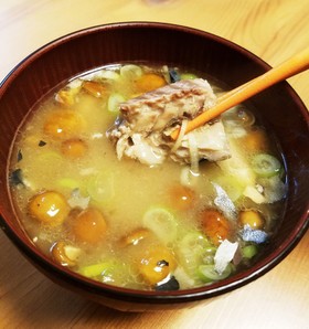 サバ缶となめこの栄養満点味噌汁♪