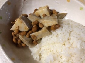 さばの味噌煮のたれを使って納豆里芋