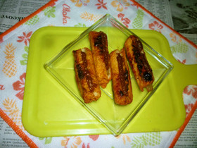 網焼きでヤマサごぼう天の炙りにんにく載せ