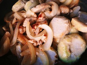 鶏もも肉と京芋と玉葱のカルボナーラ炒め