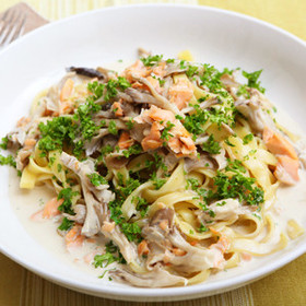 秋鮭と舞茸の和風白味噌クリームパスタ