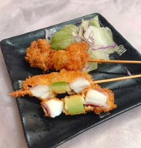 たことアボカドの串揚げ