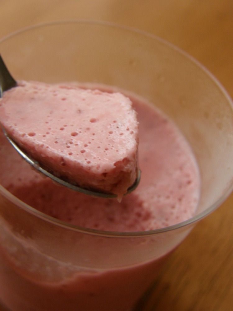 苺のプリン風デザートの画像